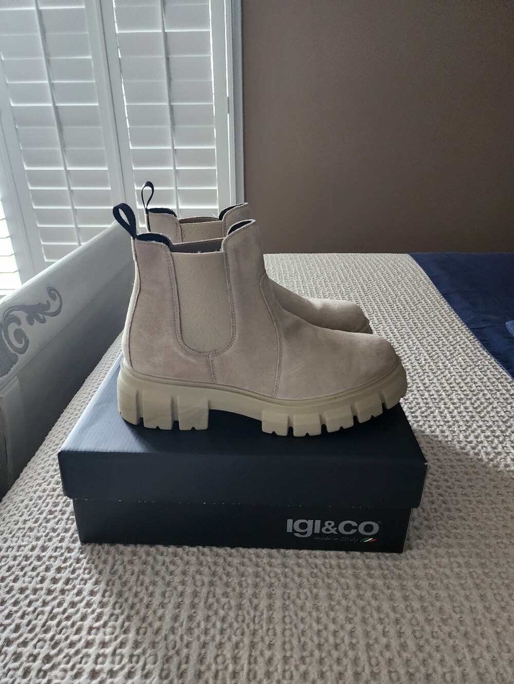 IGI&CO Beige Suede Lug Sole Chelsea Boots